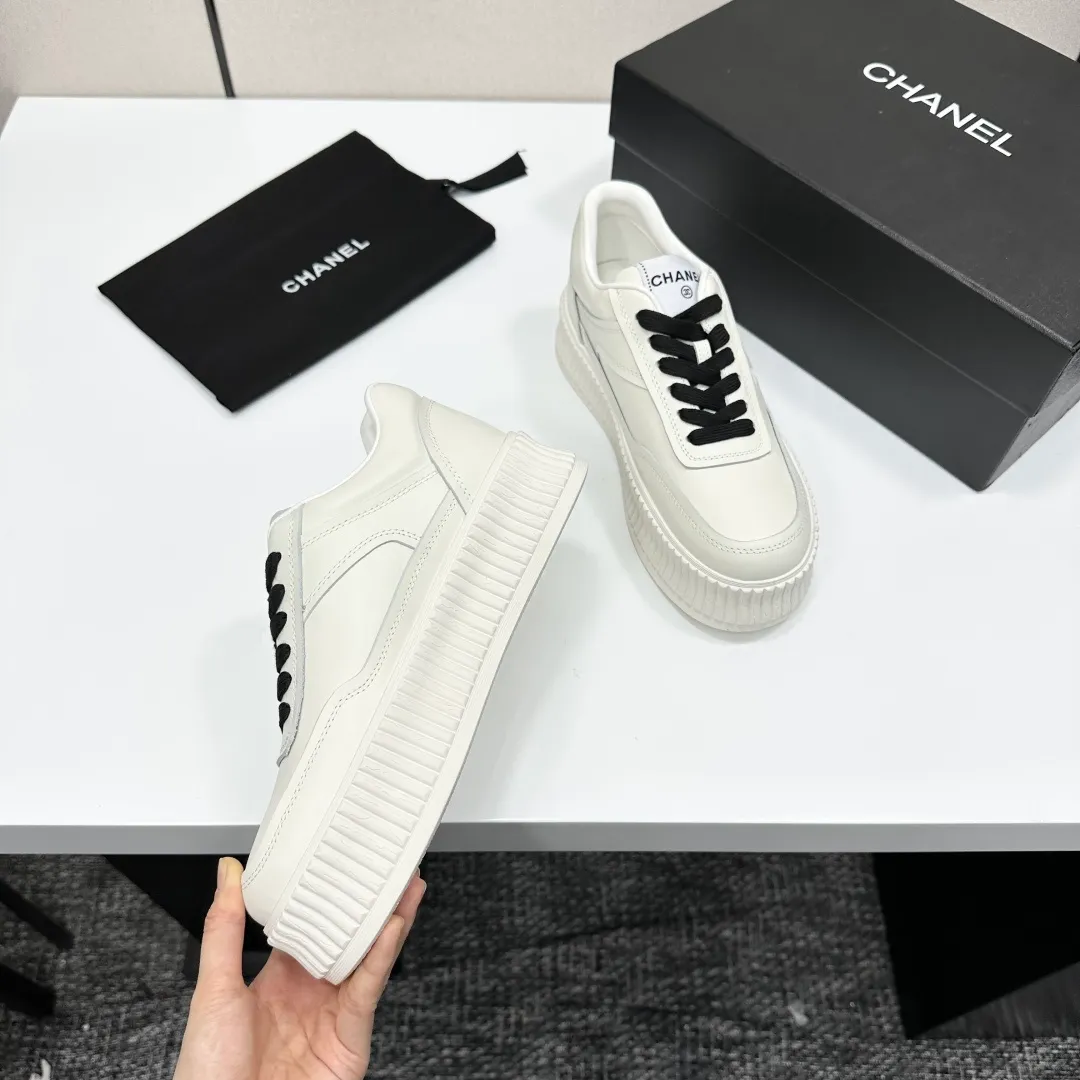 👟👟Ex-factory price 560👟👟Chanel Panda Shoes! 2025 counter's top casual sports shoes. This classic design; the upper is electro-embroidered with a variety of techniques; the outsole is fashionable and sporty; the unusual inclusion of a variety of color matching elements... The diversified mix and match is very good-looking and versatile, and can be used for leisure, fashion, sports, and outdoor... ꫛꫀꪝ Go➫ Materials: ❶Upper made of: original imported first-layer silk cowhide + original waterproof cloth + original first-layer cowhide ❷Inner lining: Breathable mesh ❸ Outsole based on: original TPU combination outsole, full set of boutique packaging for women 35–41